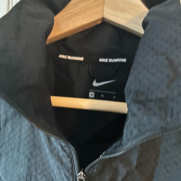 Nike Runner’s Windbreaker - Picture 3 of 4